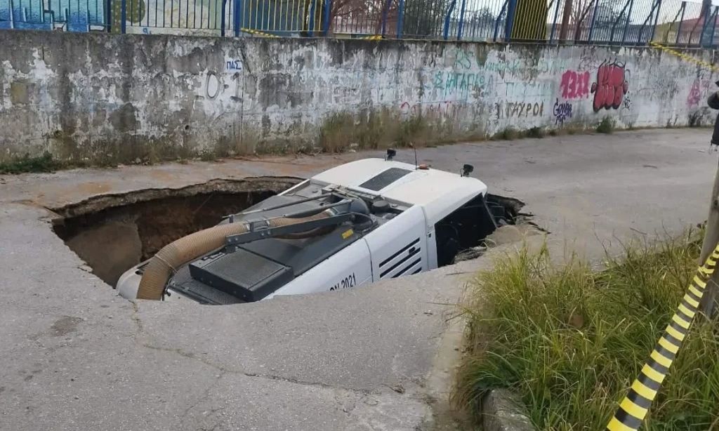 Ιωάννινα: Καθίζηση «κατάπιε» όχημα καθαριότητας του Δήμου