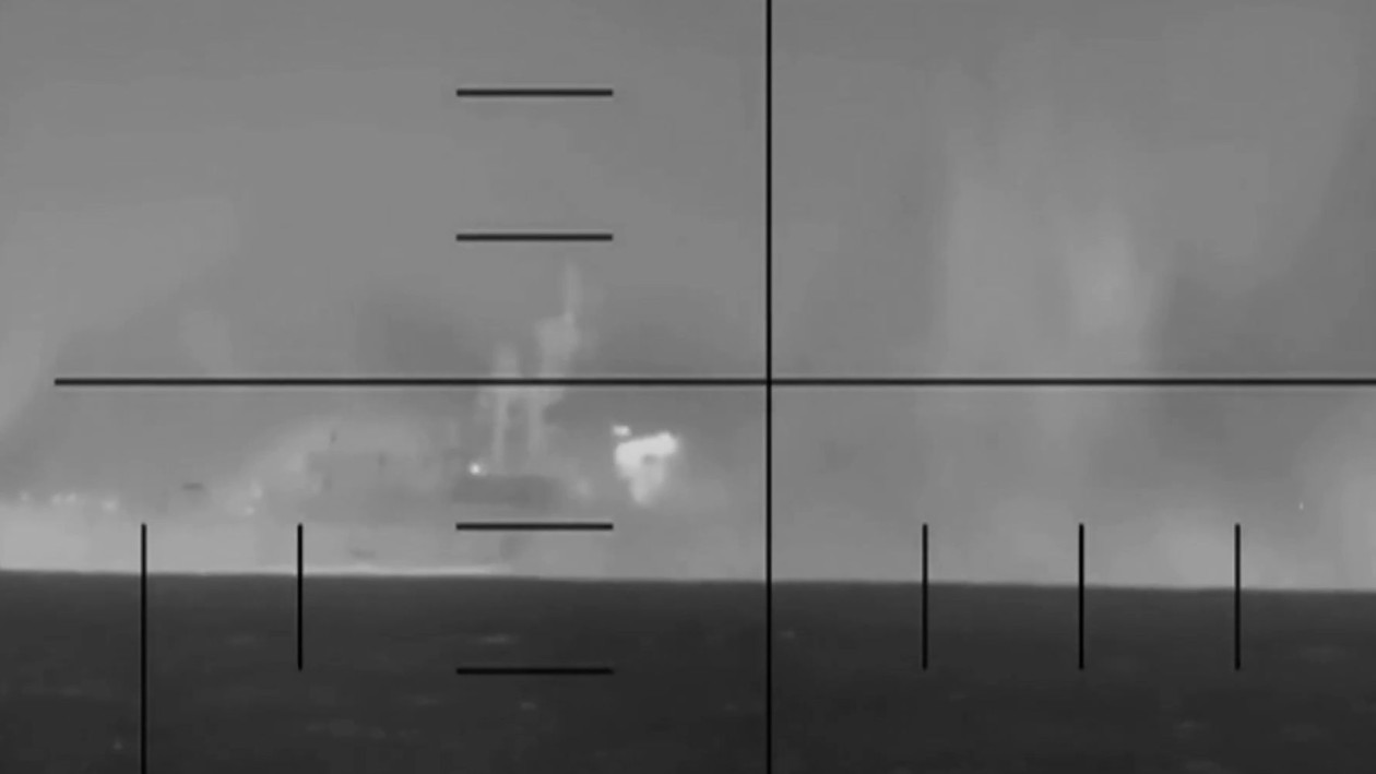 Σοκ και Δέος: Τορπίλη από αμερικανικό υποβρύχιο βυθίζει ιρανική φρεγάτα – Βίντεο