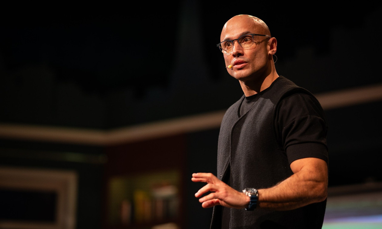 «Ρώτα τον Ψυχολόγο» με τον Μάνο Χατζημαλωνά στο Θέατρο Μαβίλη