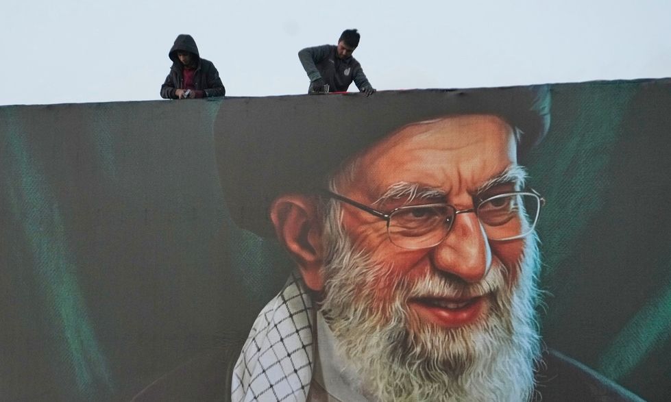 Το Charlie Hebdo ξαναχτύπησε με τον Αλί Χαμενεΐ να πέφτει στην τουαλέτα ανάμεσα στα ερείπια