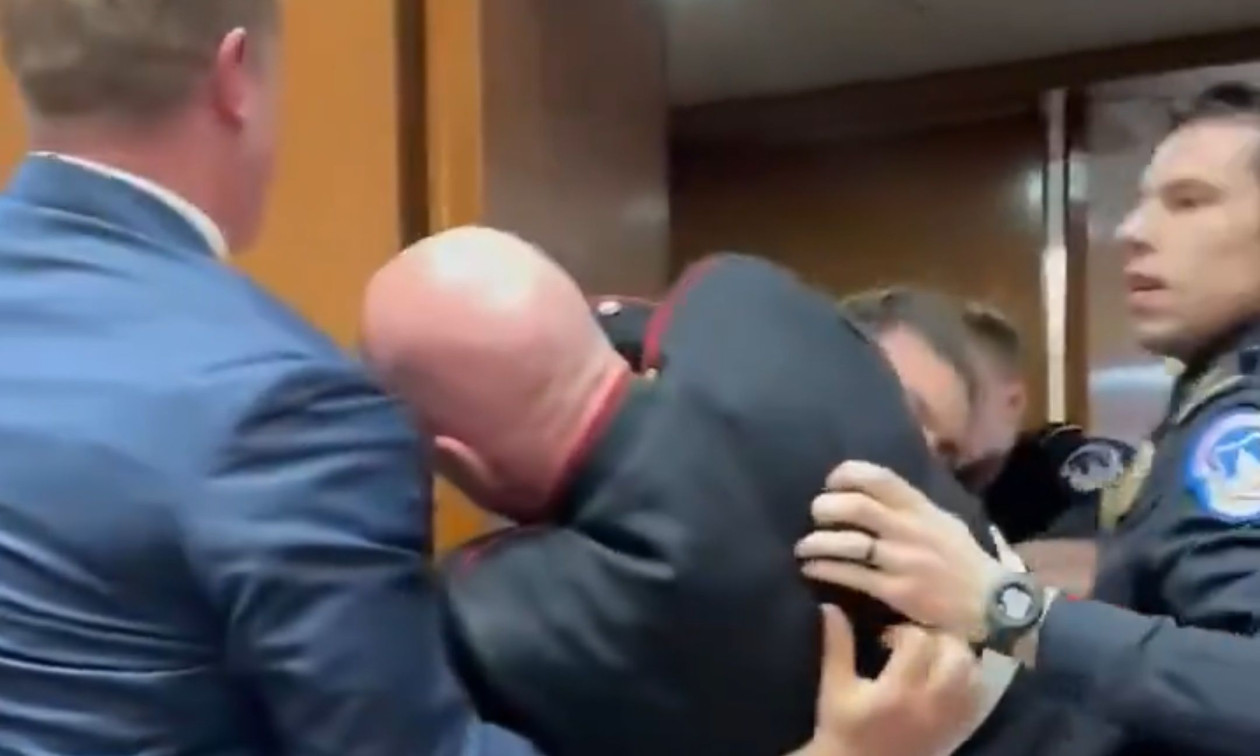 Κογκρέσο: Απομάκρυναν σηκωτό βετεράνο πεζοναύτη μετά από διαμαρτυρία για τον πόλεμο με το Ιράν