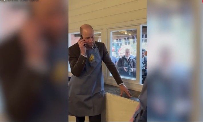 Ο πρίγκιπας Ουίλιαμ παίρνει παραγγελία πελάτισσας και τα… μπερδεύει λίγο
