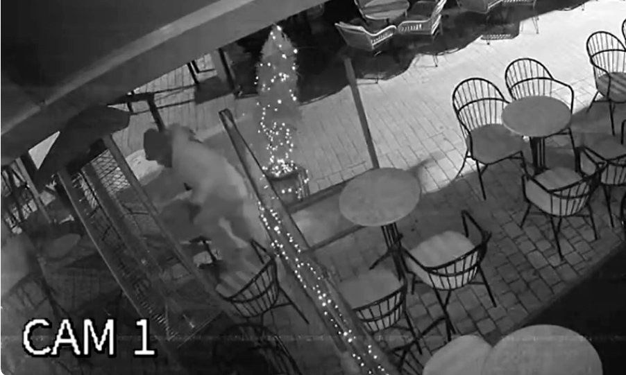 Καρέ καρέ η δράση διαρρήκτη Αγρίνιο: Σκαρφάλωνε σε τέντα για να κλέψει