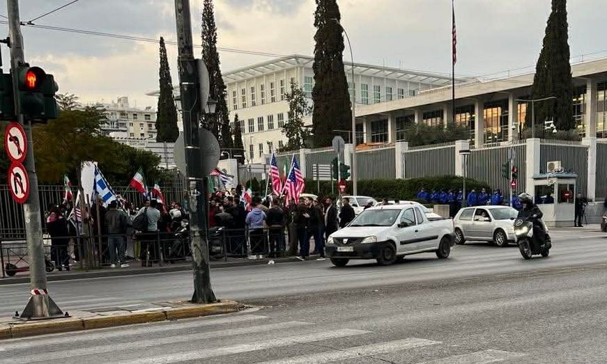 Συγκέντρωση Ιρανών υποστηρικτών του Παχλαβί στην αμερικανική πρεσβεία στην Αθήνα