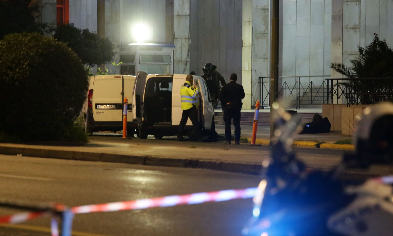 ΓΑΔΑ: Με τρεις χειροβομβίδες απειλούσε να ανατιναχτεί ο 48χρονος Σουδανός – Πώς τον ακινητοποίησαν