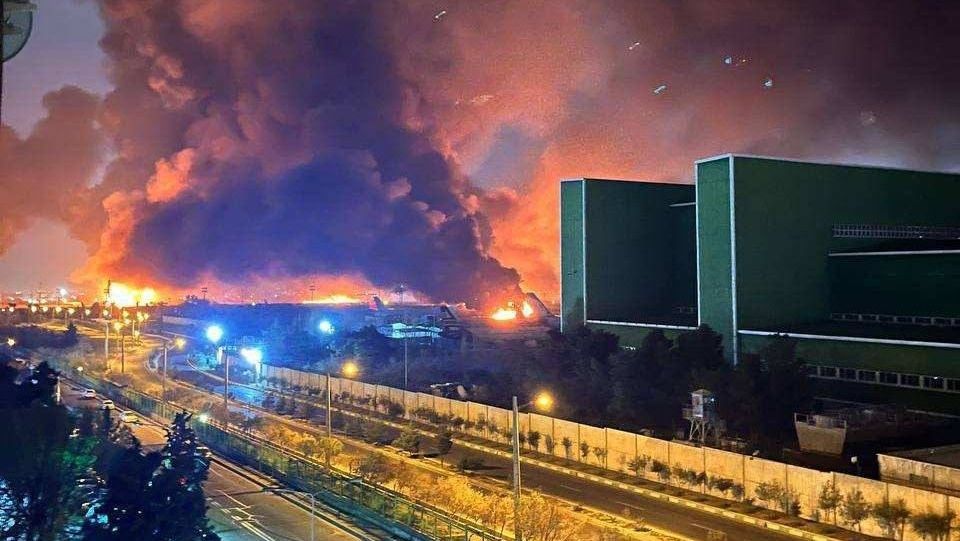 Φλέγεται η Τεχεράνη: Στο επίκεντρο των επιθέσεων το αεροδρόμιο – Βίντεο
