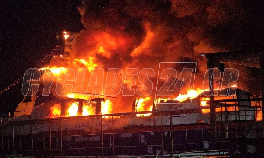 Σύρος: Καίγονται τρία σκάφη στο λιμάνι – Σε εξέλιξη πυροσβεστική επιχείρηση