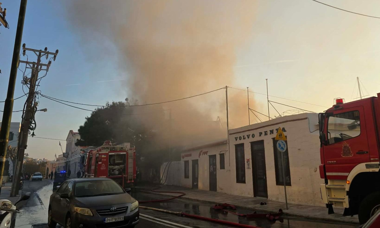 Μεγάλη πυρκαγιά στον ταρσανά της Σύρου, παρανάλωμα έγιναν τρία σκάφη – Δείτε εικόνες