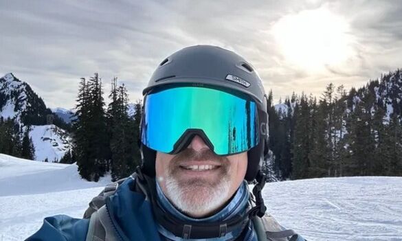 Άνδρας θάφτηκε όρθιος στο χιόνι και η σύζυγός του τον εντόπισε μέσω του «Find My iPhone» 4 ώρες μετά