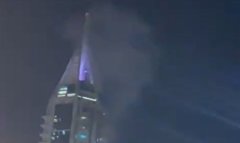 Συντρίμμια από ιρανικό βλήμα έπεσαν σε ουρανοξύστη στη Μαρίνα του Ντουμπάι – Εκκενώθηκαν κτίρια