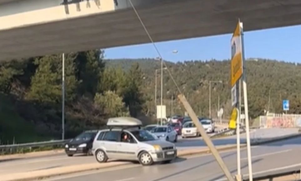 Θεσσαλονίκη: Οδηγός έκανε… fly over στη νησίδα για να αποφύγει την κίνηση – Βίντεο