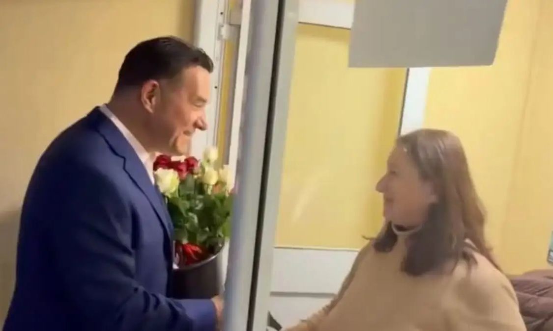 Επίσκεψη Γεωργιάδη στον «Ερυθρό Σταυρό» για την Παγκόσμια Ημέρα της Γυναίκας – Μοίρασε τριαντάφυλλα