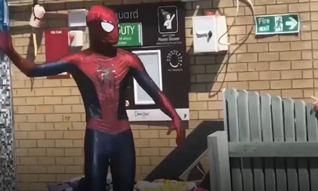 Παραιτήθηκε από το σούπερ μάρκετ για να γίνει… Spider-Man – Bγάζει σε μία ώρα το ίδιο μεροκάματο