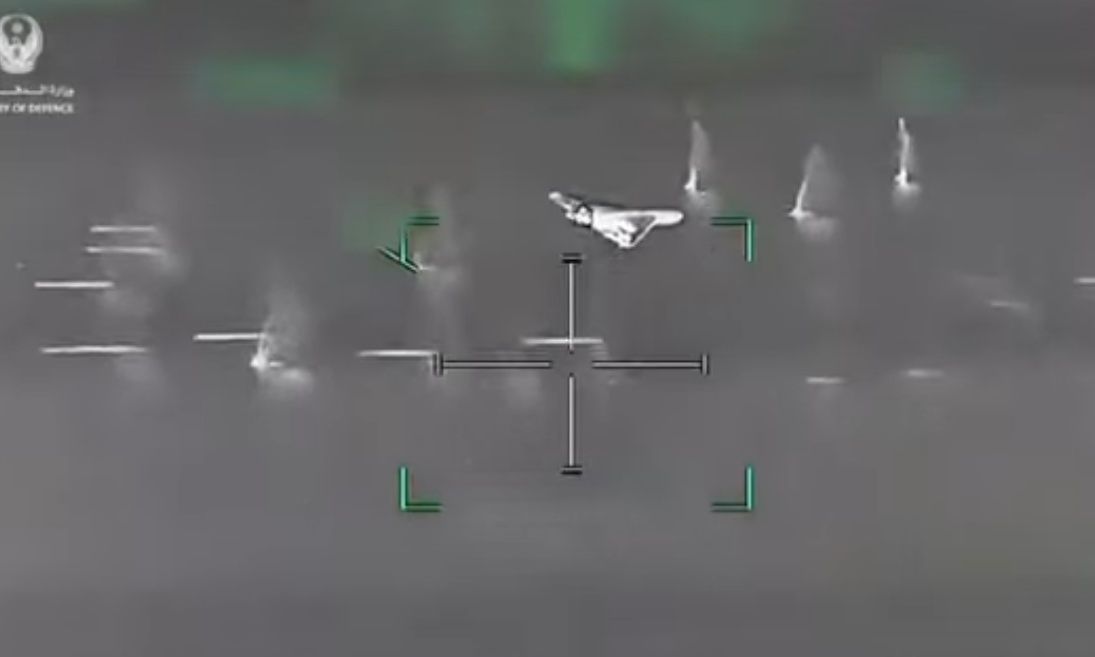 Πώς τα ελικόπτερα «Απάτσι» των ΗΑΕ καταρρίπτουν τα ιρανικά drones με τα πολυβόλα τους