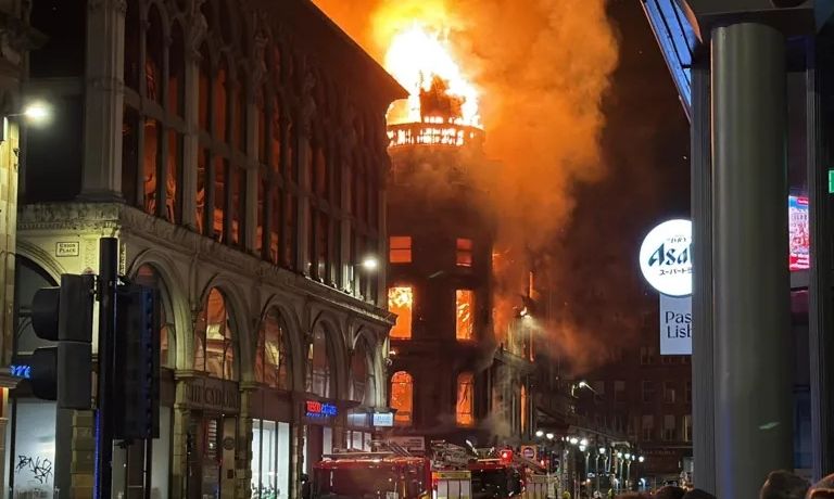 Γλασκώβη: Μεγάλη πυρκαγιά στον κεντρικό σιδηροδρομικό σταθμό – Κατέρρευσε μέρος του κτηρίου