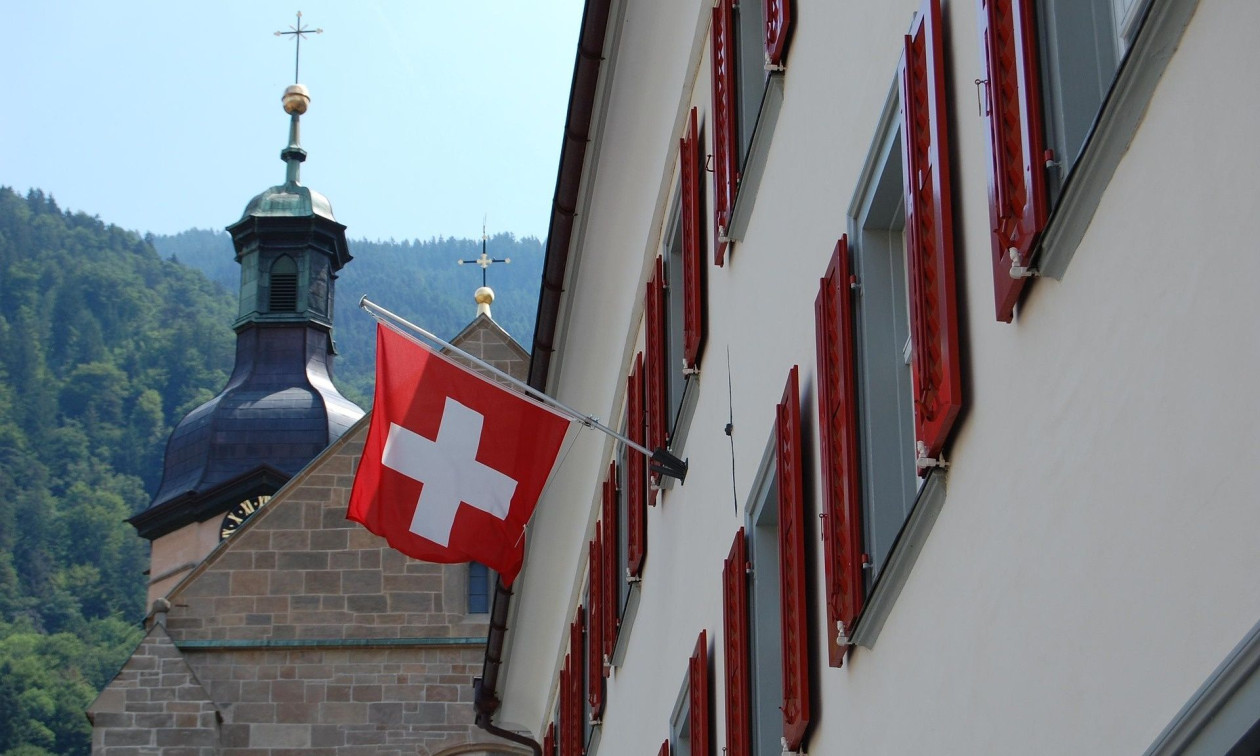 Ελβετία: Καταργείται η «ποινή γάμου» – Ξεχωριστή φορολογία πλέον για τα ζευγάρια