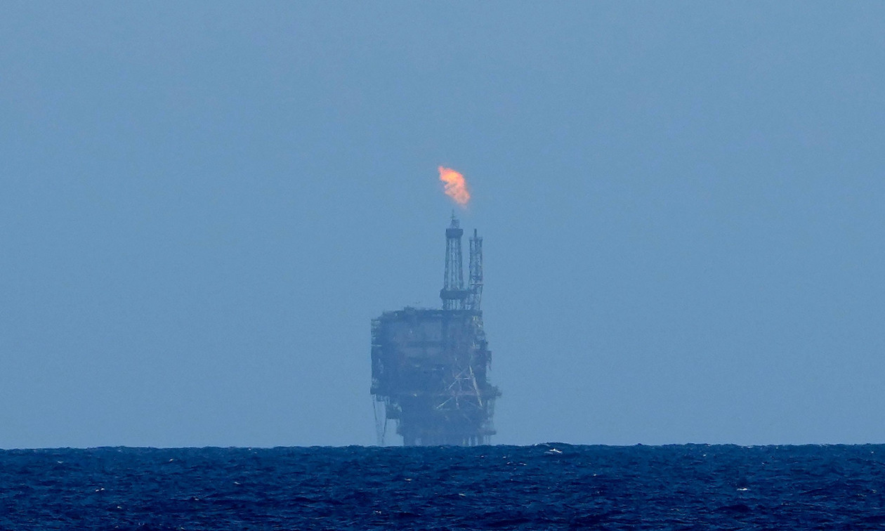 Μερική χαλάρωση των τιμών του πετρελαίου το απόγευμα της Δευτέρας – Παραμένουν κοντά στα 100 δολάρια