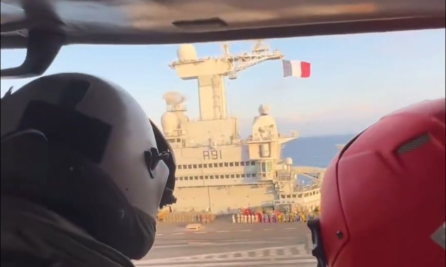 Μακρόν: Βίντεο από την επιβίβασή του στο αεροπλανοφόρο «Σαρλ ντε Γκωλ»