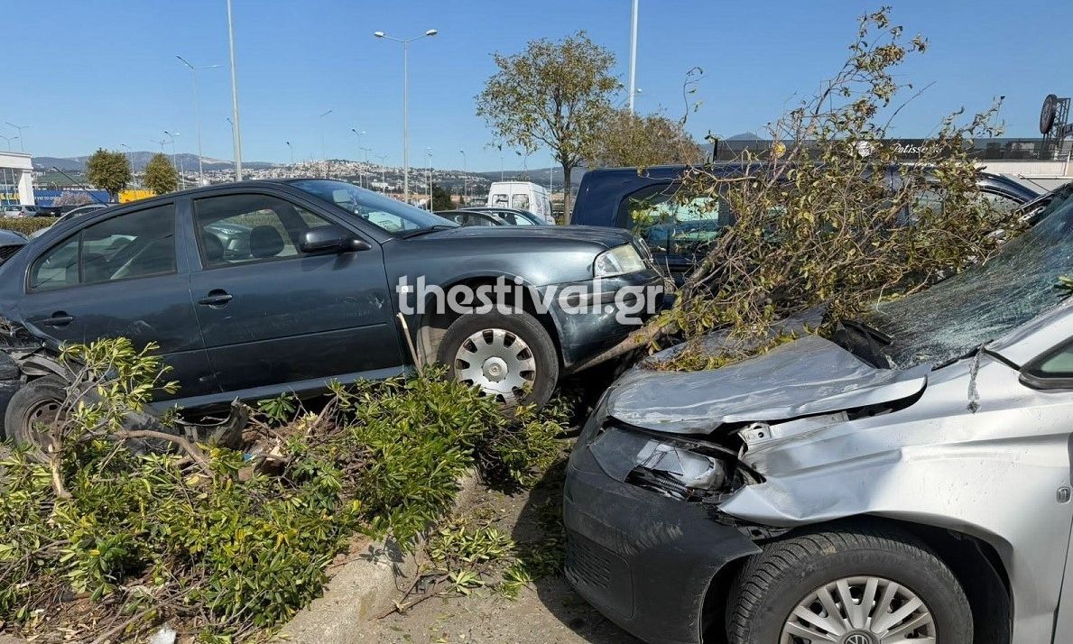 Θεσσαλονίκη: Ηλικιωμένος τράκαρε 9 οχήματα σε πάρκινγκ εμπορικού κέντρου – Δύο τραυματίες