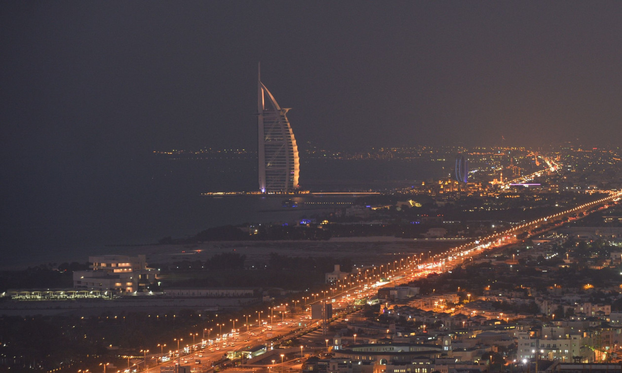 Οι ύποπτες αναρτήσεις των influencers του Ντουμπάι: Τα «αυθόρμητα» πανομοιότυπα TikToks