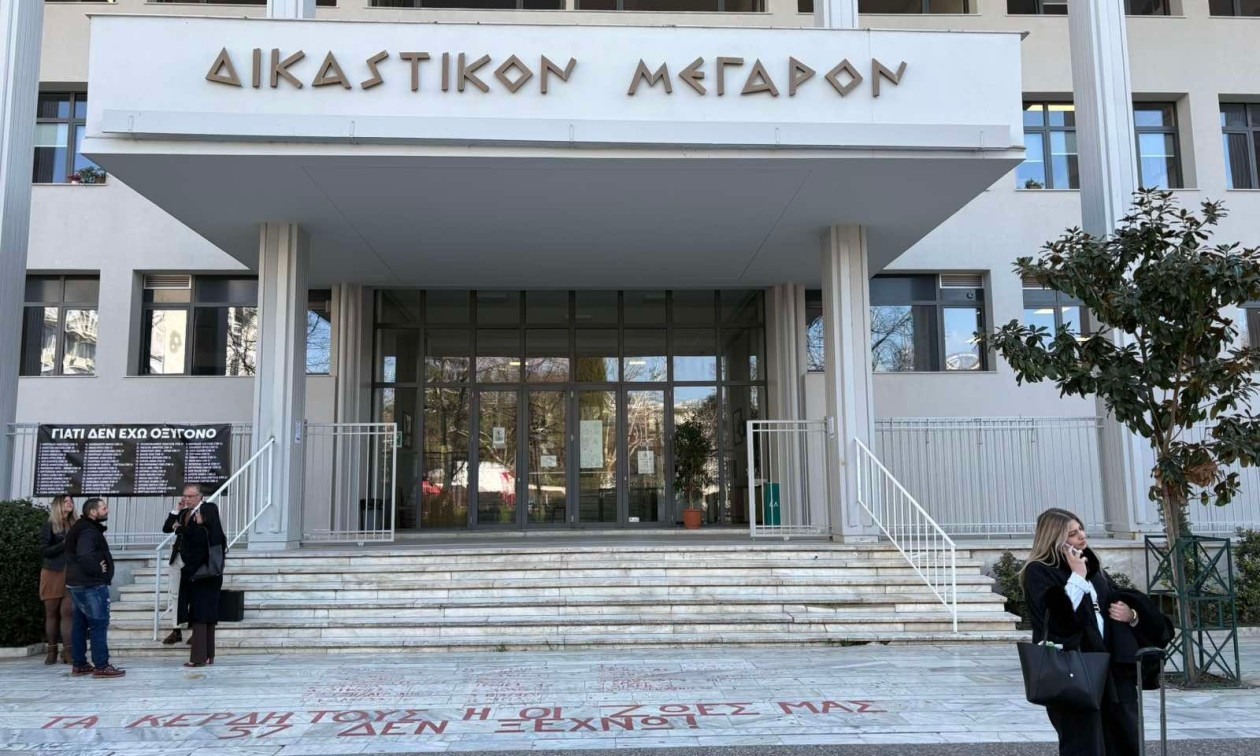 Λιποθύμησε η πρόεδρος της δίκης για τα βίντεο των Τεμπών