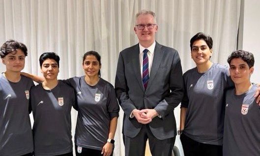 Δραματική απόδραση: Πώς φυγαδεύουν από τις σκάλες κάτω από τη μύτη των φουρών τις Ιρανές παίκτριες