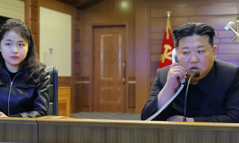 Κιμ Γιονγκ Ουν: Επίβλεψε δοκιμαστική εκτόξευση πυραύλων – Βίντεο