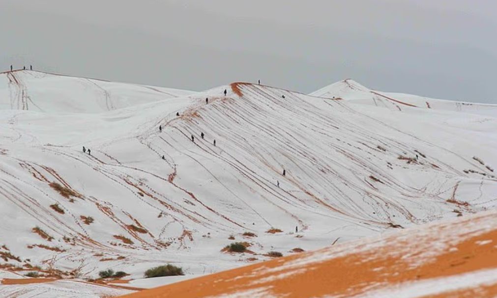 Ο καιρός… τρελάθηκε: Χιόνισε στη Σαχάρα – Εντυπωσιακές εικόνες