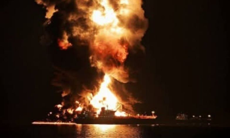 Ένας νεκρός από την επίθεση σε δύο τάνκερ στα ανοιχτά του Ιράκ – Έρευνες για αγνοούμενους ναυτικούς