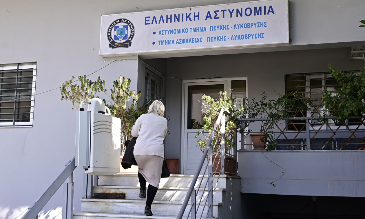 Παραδόθηκε στο Αστυνομικό Τμήμα Πεύκης η Ελένη Ζαρούλια – Οδηγείται στη φυλακή