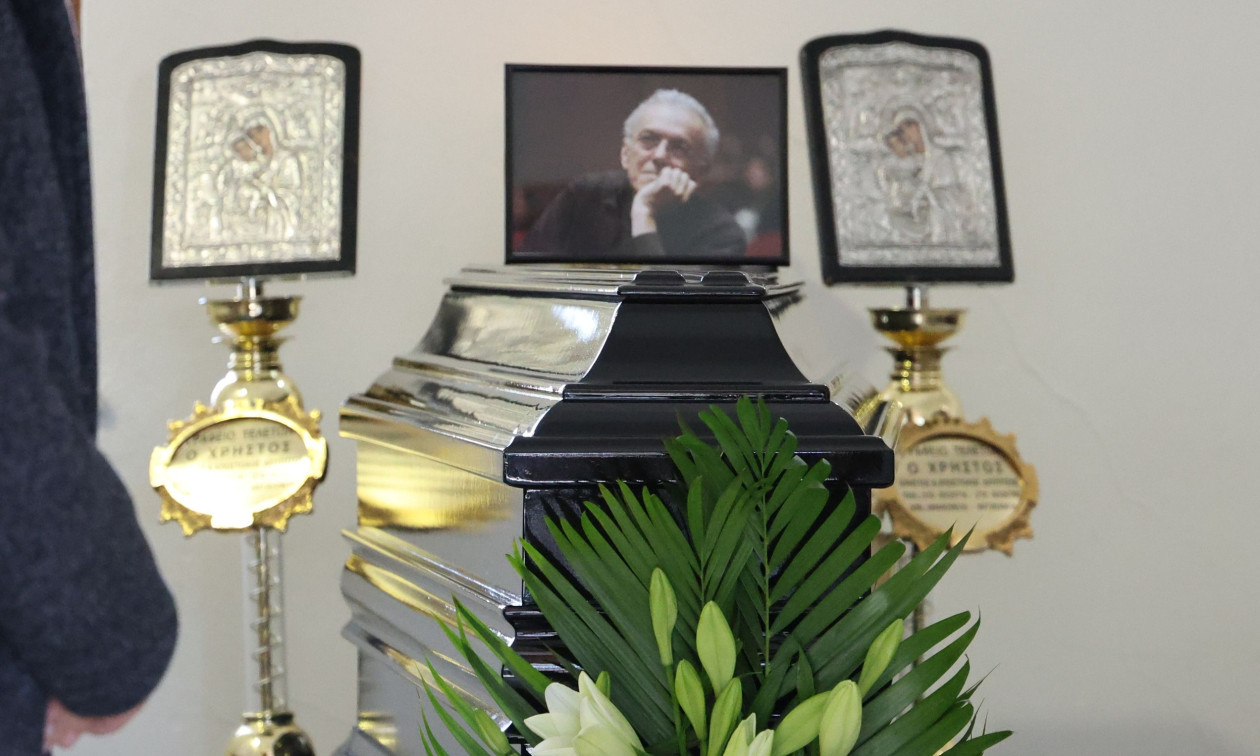 Το τελευταίο αντίο στον σκηνοθέτη Γιώργο Πανουσόπουλο – Συγγενείς, φίλοι και καλλιτέχνες στην κηδεία