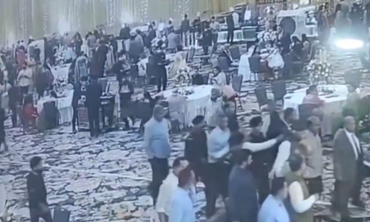 Ινδία: Άνδρας πυροβολεί πολιτικό σε γαμήλια εκδήλωση – Καρέ καρέ η επίθεση