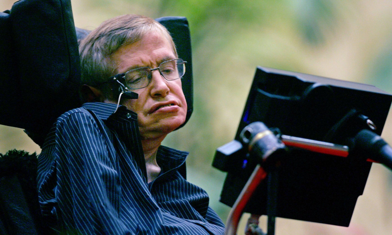 Στίβεν Χόκινγκ: Οκτώ χρόνια από τον θάνατό του και δύο εβδομάδες από τη δολοφονία του χαρακτήρα του