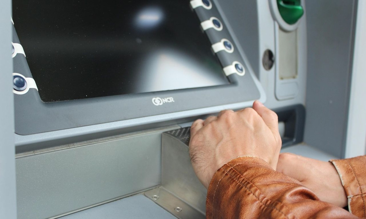 Προσοχή στα ΑΤΜ: Οι Αρχές προειδοποιούν για ένα τέχνασμα που μπορεί να «αδειάσει τον λογαριασμό σας»