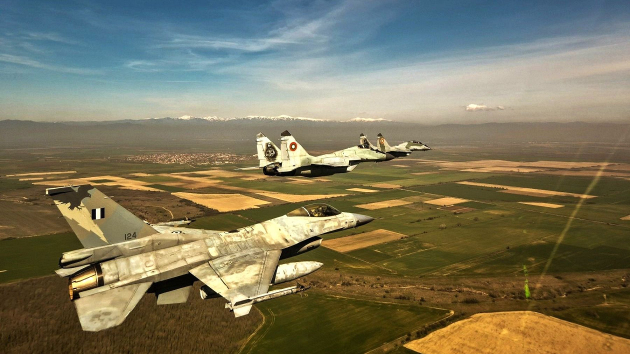 Τα ελληνικά φτερά πάνω από τη Βουλγαρία: Κοινές περιπολίες F-16 και Mig-29 – Φωτογραφίες