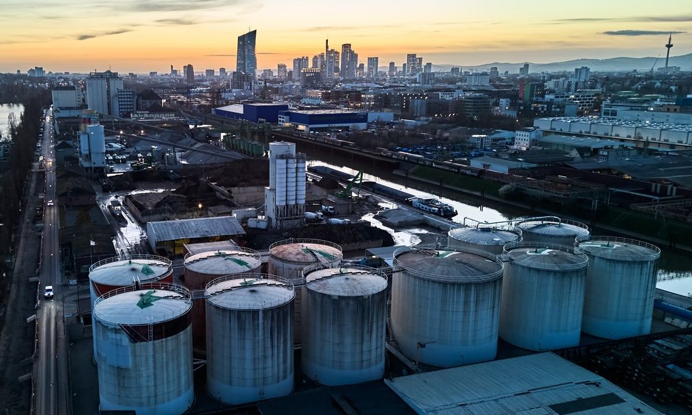 Οι ΗΠΑ αίρουν για ένα μήνα τις κυρώσεις στο ρωσικό πετρέλαιο