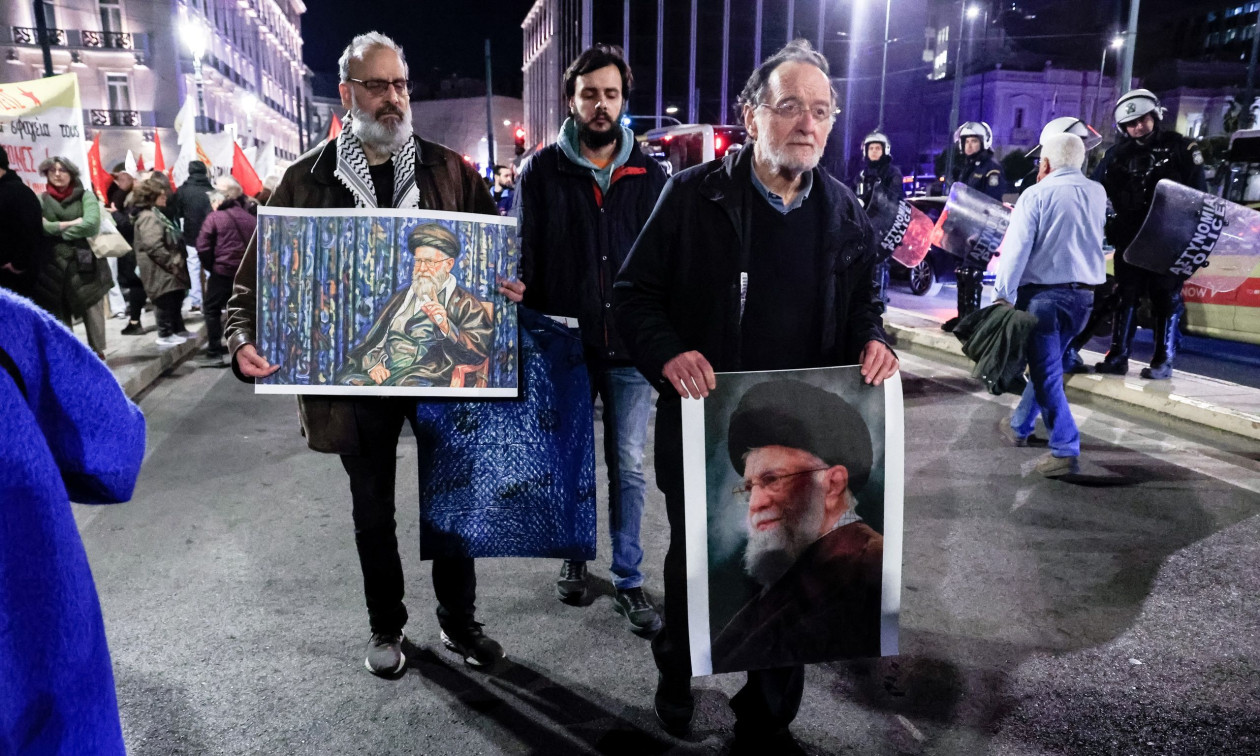 Ο Λαφαζάνης με πορτρέτο Χαμενεΐ στην αντιπολεμική διαδήλωση στο Σύνταγμα