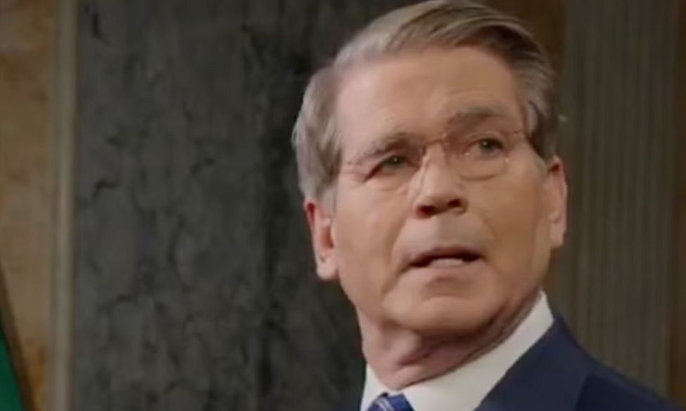 H στιγμή που ο Τραμπ διέκοψε συνέντευξη του Αμερικανού υπουργού Οικονομικών