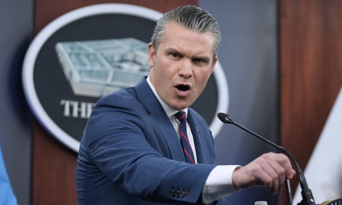 Πιτ Χέγκσεθ: Μετά τους φωτογράφους τα έβαλε και με δημοσιογράφους – «Ψεύτικοι τίτλοι για τον πόλεμο»