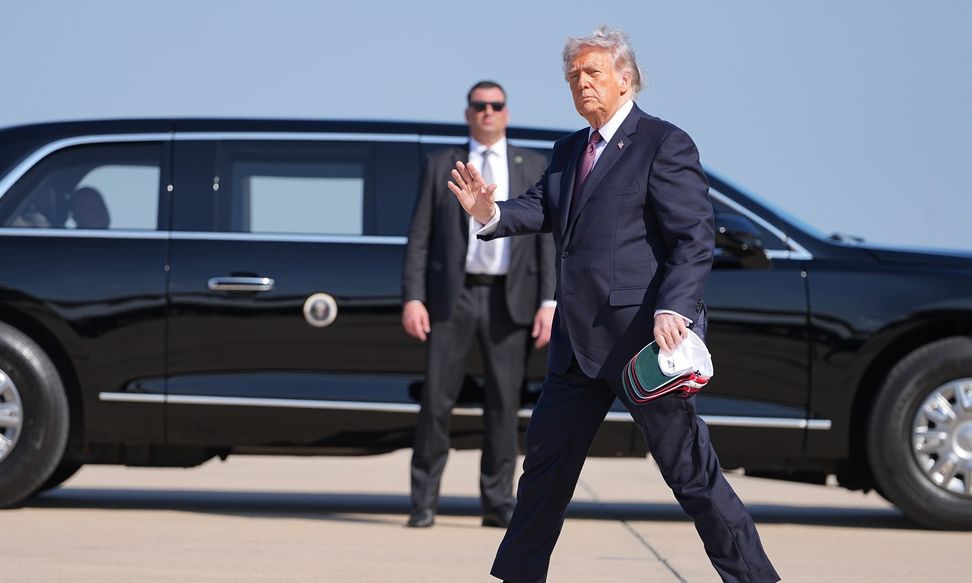 Τραμπ: Προσφέρει τα ίδια παπούτσια στους υπουργούς του – «Δεν θέλω να φορούν αθλητικά»