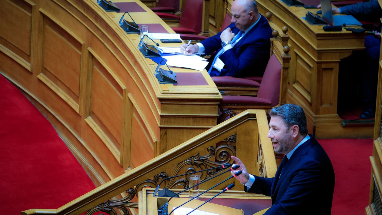 Ο «πόλεμος» στο ΠΑΣΟΚ, η ανακατωσούρα στον ΣΥΡΙΖΑ και οι αμείλικτες δημοσκοπήσεις