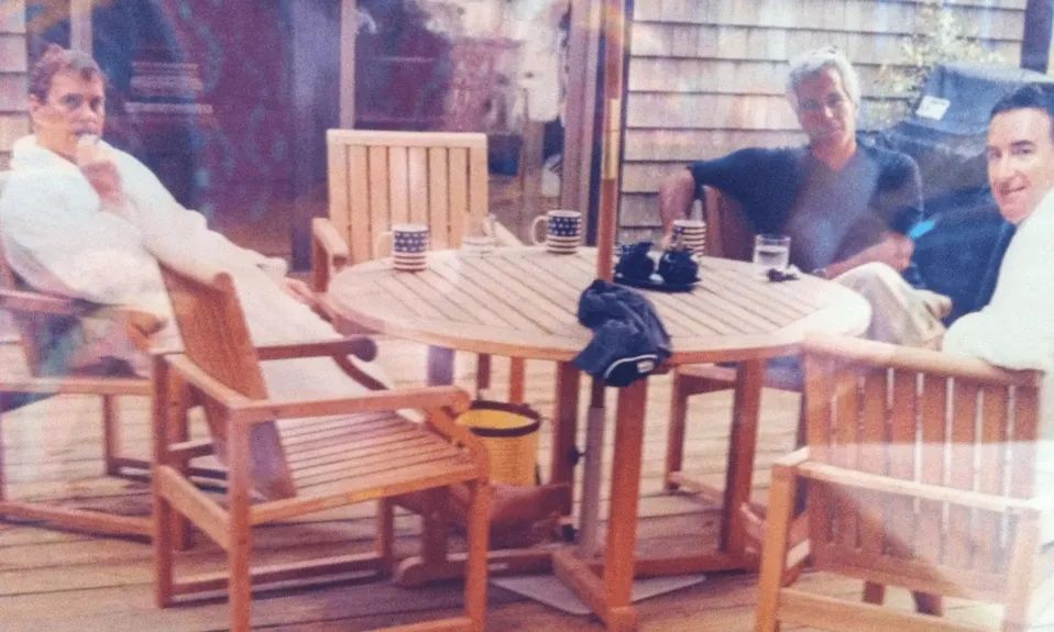 Ο έκπτωτος πρίγκιπας Άντριου με μπουρνούζι στο νησί του Έπσταϊν