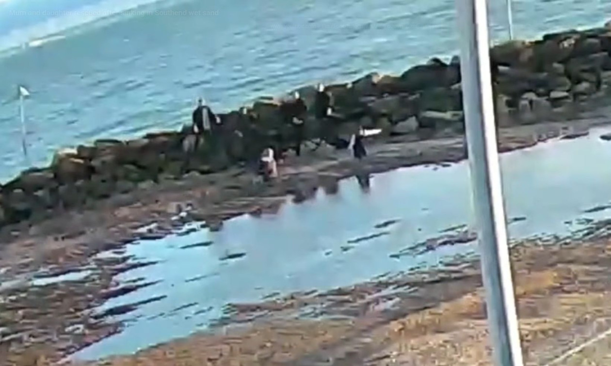 Αγγλία: Άγνωστοι διέσωσαν μητέρα και κόρη που είχαν κολλήσει σε κινούμενη άμμο – Δείτε βίντεο