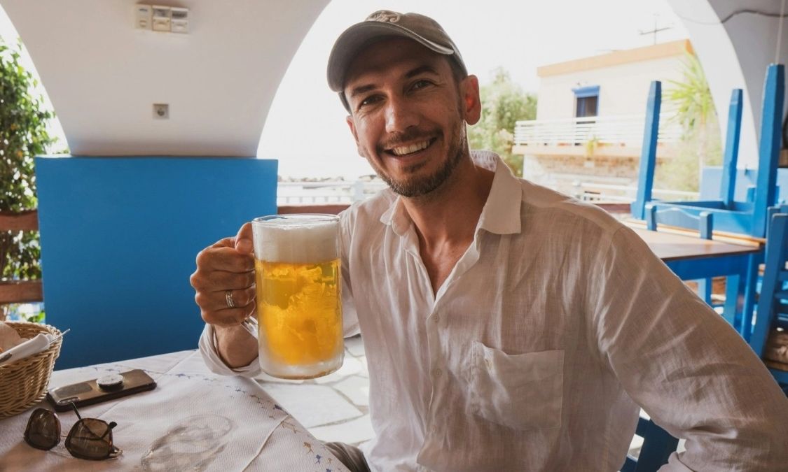 Ήπιε 3 λίτρα μπύρα στο διάλειμμα και απολύθηκε: Το δικαστήριο τον δικαίωσε με αποζημίωση 47.000 ευρώ