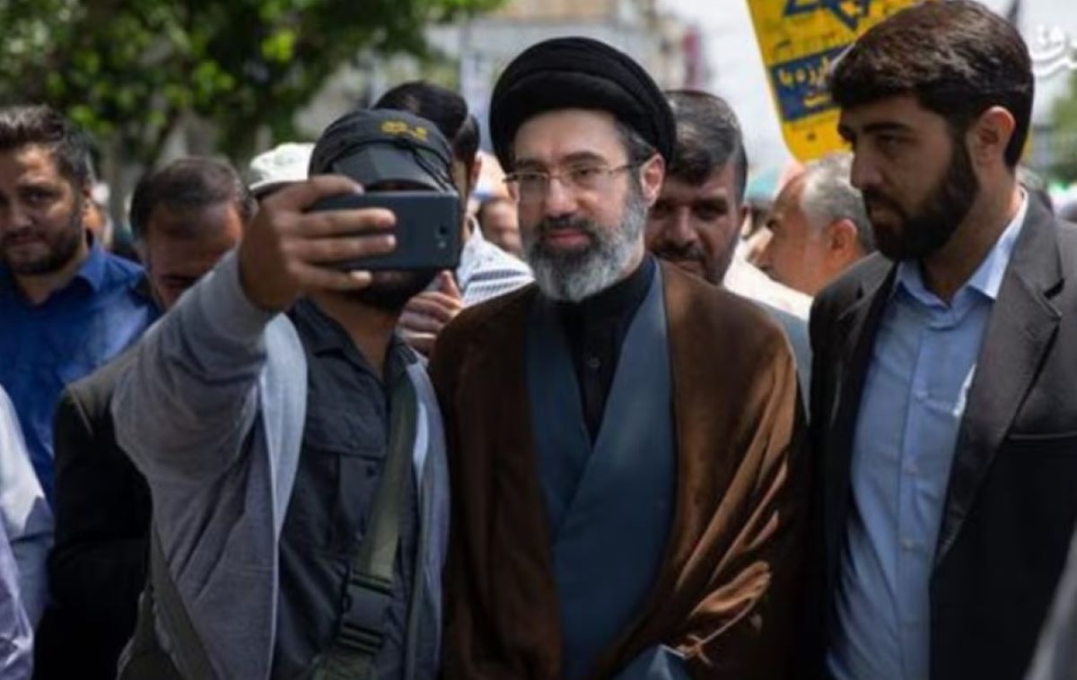 Αρνείται τα περί σοβαρού τραυματισμού του Μοτζτάμπα Χαμενεΐ ο Αραγτσί: «Είναι καλά στην υγεία του»