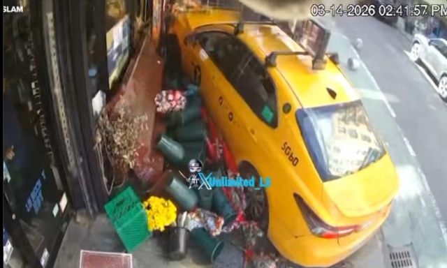 Η στιγμή που ταξί εκτός ελέγχου πέφτει πάνω σε γυναίκες στο Μανχάταν