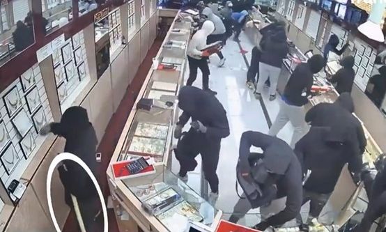 Έφοδος 20 ληστών: Σε 70 δευτερόλεπτα «σηκώνουν» κοσμήματα αξίας άνω του 1,7 εκατ. δολαρίων