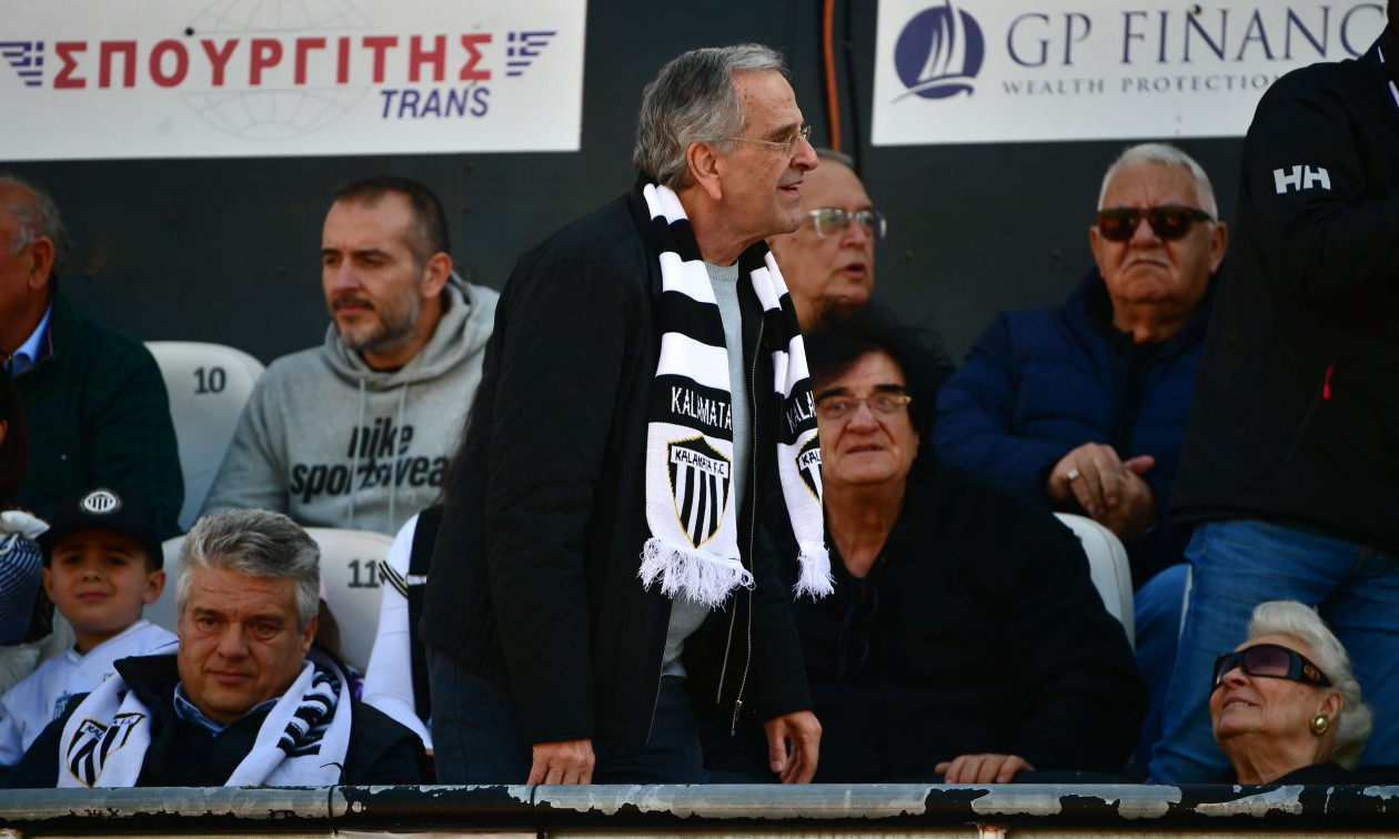 Ο Σαμαράς στο φιέστα ανόδου της Καλαμάτας στη Super League 1, με κασκόλ της «Μαύρης Θύελλας»