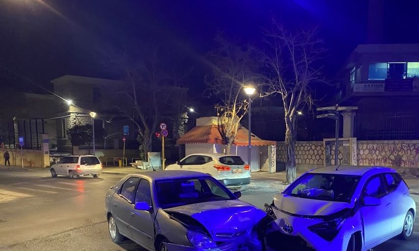 Tροχαίο στα Χανιά: Σφοδρή σύγκρουση δύο αυτοκινήτων στο κέντρο της πόλης