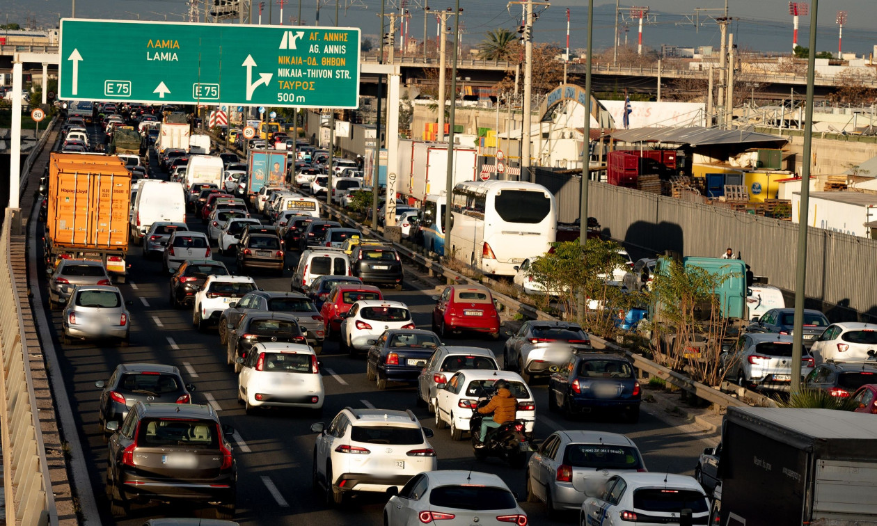 Κίνηση τώρα: «Κόλαση» από νωρίς σε κέντρο και Κηφισό, καθυστερήσεις σε Πειραιά, Κηφισίας, Μεσογείων